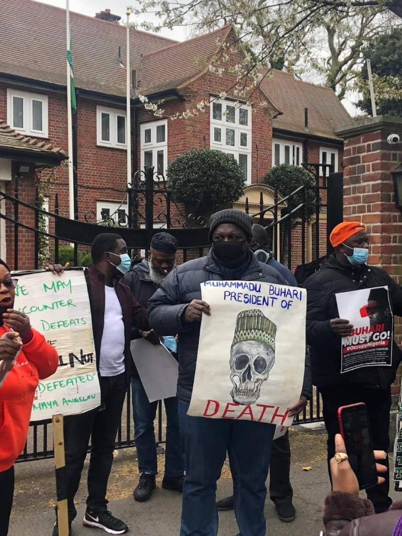 Pro-Buhari Supporters Leave Abuja House In London After Being Booed By Anti-Buhari Protesters (Video)