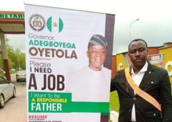 Man Erects Roll-up Banner At Osun Secretariat To Beg Governor Oyetola For Job (Photos)