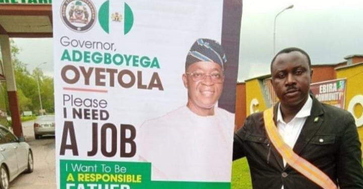 Man Erects Roll-up Banner At Osun Secretariat To Beg Governor Oyetola For Job (Photos)