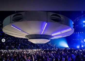 Watch Burna Boy’s Grand Entrance At His Show In O2 Arena As He Arrives In A Spaceship (Video)
