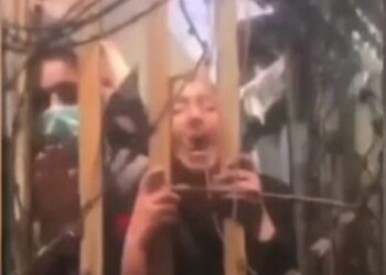 “Help! Talibans Are Coming for Me” – Afghan Women Beg US Soldiers For Help Through Fence of Kabul Airport (Video)