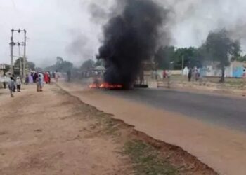 Angry Youths Set Three Suspected POS Robbers Ablaze