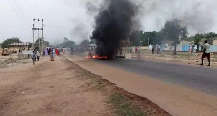 Angry Youths Set Three Suspected POS Robbers Ablaze