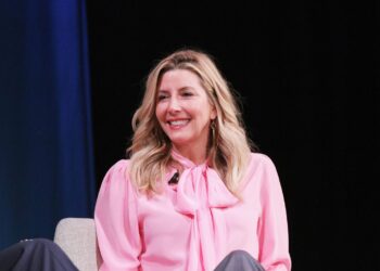 Spanx CEO Sara Blakely Gives All Employees 2 Plane Tickets And $10,000 Each (Photo+Video)