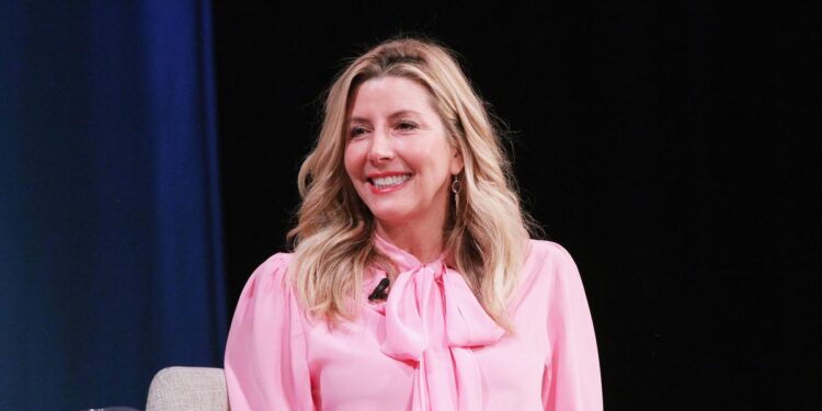 Spanx CEO Sara Blakely Gives All Employees 2 Plane Tickets And $10,000 Each (Photo+Video)