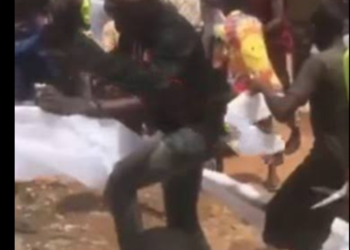 Drama As Ondo Residents Fight Dirty Over White Cloth That Allegedly Fell From ‘Heaven’ (Video)