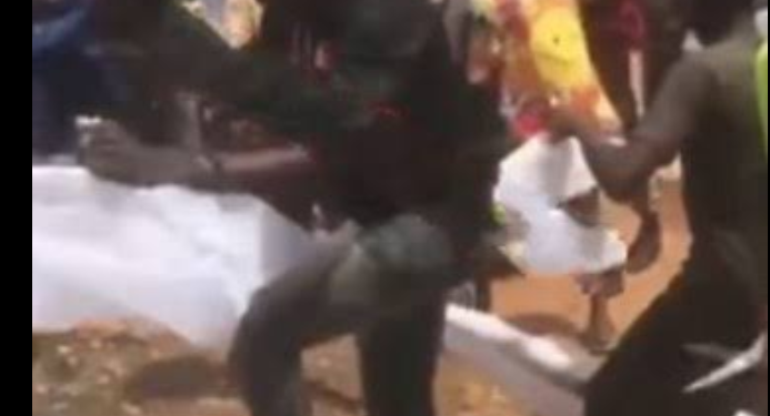 Drama As Ondo Residents Fight Dirty Over White Cloth That Allegedly Fell From ‘Heaven’ (Video)