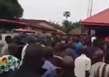 Drama As Policemen Deployed To Anambra For Election Protest Non-Payment Of Feeding Allowance (Video)