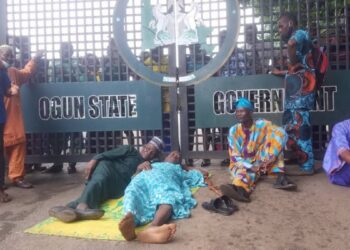 Scores Of Pensioners Block Governor’s Office Again In Ogun Over Unpaid Gratuities