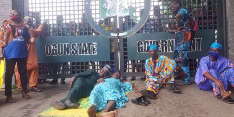 Scores Of Pensioners Block Governor’s Office Again In Ogun Over Unpaid Gratuities