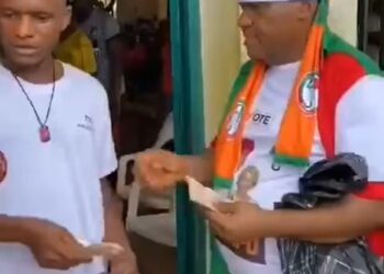 PDP Members Caught Giving Out 400 Naira And A Can Of Malt To Voters Ahead Of Anambra Election (Video)