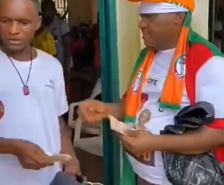 PDP Members Caught Giving Out 400 Naira And A Can Of Malt To Voters Ahead Of Anambra Election (Video)