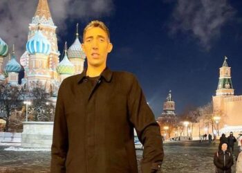 World’s Tallest Man Travels To Russia To Find Woman Who Can Bear Him Children (Photos)