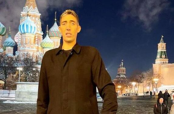 World’s Tallest Man Travels To Russia To Find Woman Who Can Bear Him Children (Photos)