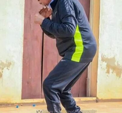 See Photos Of 83-year-old Alaafin Of Oyo Exercising In His Palace