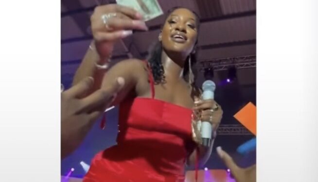Singer, Tems Rejects Dollar Given To Her By A Fan During Concert (Video)
