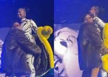 Watch The Embarrassing Moment As Tems Stops Wizkid From Lifting Her While Performing On Stage (Video & Comments)