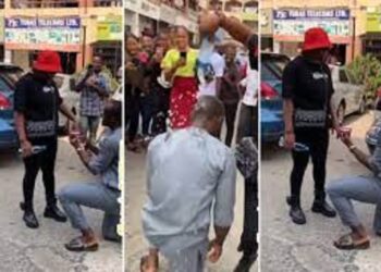 Angry Nigeria Lady Pours Water On Boyfriend For Embarrassing Her With Marriage Proposal In Public (Video)