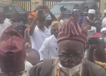 Massive Crowd Welcome Lekan Balogun, Soon To Be Crowned Olubadan Of Ibadanland (Video)