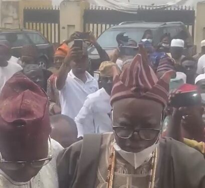 Massive Crowd Welcome Lekan Balogun, Soon To Be Crowned Olubadan Of Ibadanland (Video)