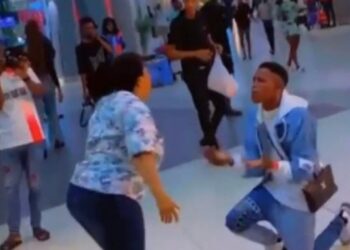 Man Embarrassed After His Girlfriend Rejected His Marriage Proposal At a Mall In Warri (Video)