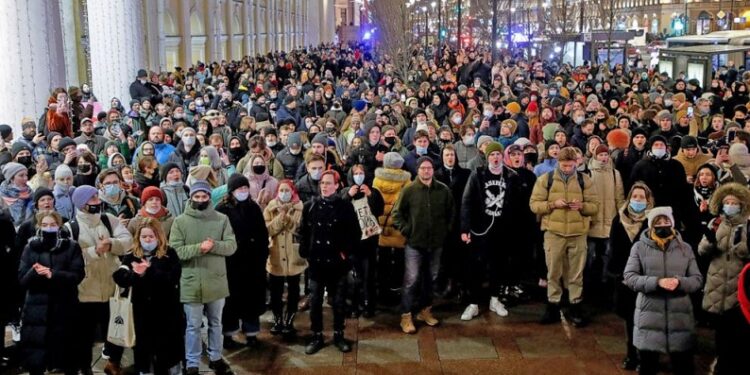 Russians Are Against War – Thousands of Russians Protest Putin’s Attacks On Ukraine, 1,700 Protesters Detained (Video)
