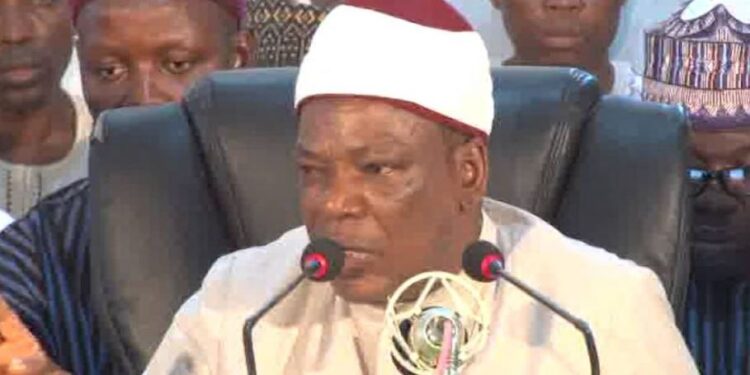Popular Islamic Cleric Slumps During Sermon