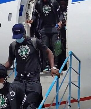 Nigerians React to The Passenger Stairs Super Eagles Players Were Given As They Arrive Ghana (Video)