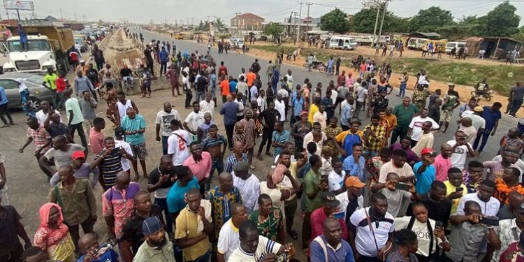 Motorists Stranded As Protesting Students Block Lagos-Ibadan Expressway Over ASUU Strike