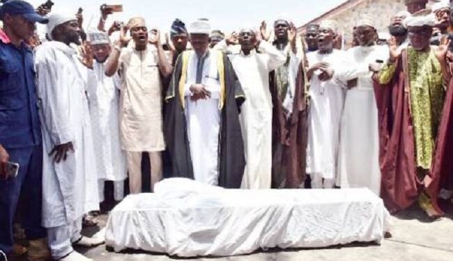 Traditional Worshippers Protest Open Display Of Alaafin Of Oyo’s Corpse on Internet During Burial