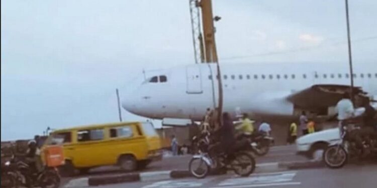 No Plane Crash In Lagos – FAAN Clarifies After Plane Was Seen On The Road In Ikeja (VIDEO)