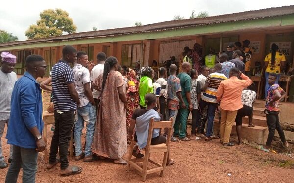 Ekiti Decides: Woman Bursts Into Tears At Polling Unit For Not Being Paid After Voting For APC Candidate
