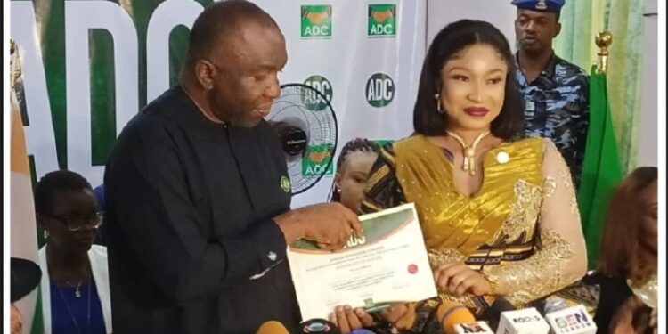 See Tonto Dikeh’s Facial Expression After ADC Governorship Candidate Hands Back Her Purse At Event (Video)