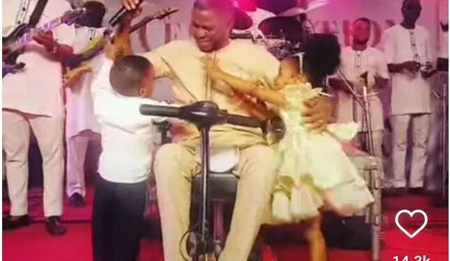 See The Moment Yinka Ayefele’s Cute Triplets Joined Him On Stage As They Struggle For Microphone (Video)