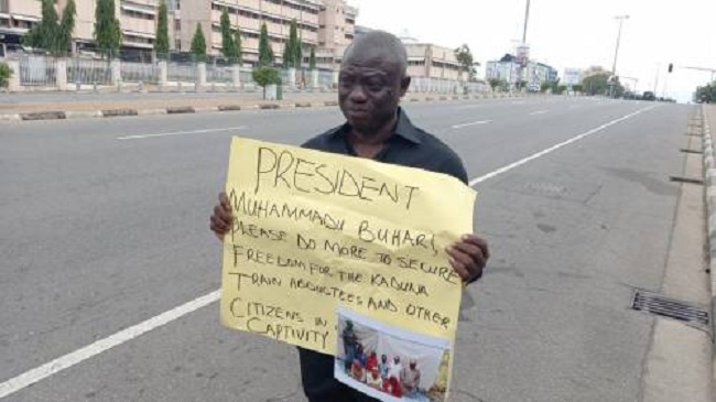 Abuja-Kaduna Train Attack: Osun Lawmaker Protests Barefooted Against Buhari Government’s Silence, Incompetence