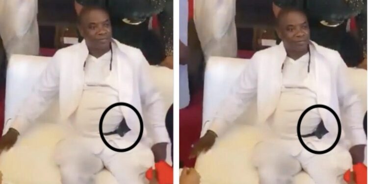 Nigerians React After Popular Fuji Singer, Kwam1 Is Spotted With Gun At An Event (Video & Comments)