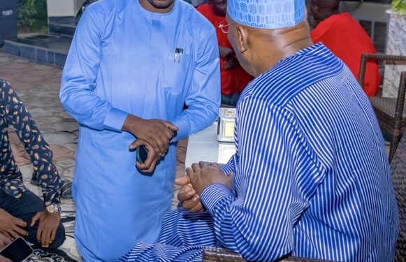 Nigerians Lambast Man For Kneeling Down Before Atiku (Photo)