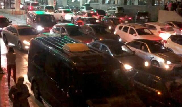Over 3,000 Vehicles Queue As Thousands Of Russian Men Flee To Georgia To Escape Being Mobilized By Putin In The War Against Ukraine (Video)