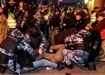 Massive Protests Erupt In Russia, Thousands Jet Out Of The Country After Putin Called Up 300,000 Reservists To Fight In Ukraine (Photos & Videos)