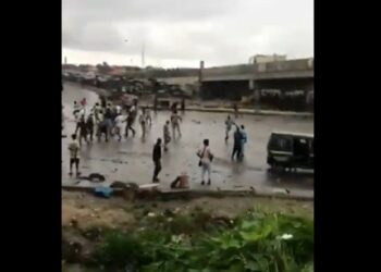 Chaos In Iyana Iba As Rival NURTW Groups Fight With Stones And Cutlasses (Video)