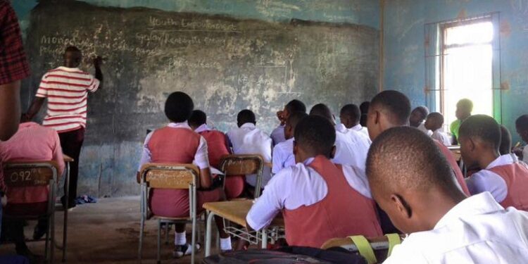 Governor Discovers 4,000 Teachers In Niger State Are Unqualified, Reveals Next Action