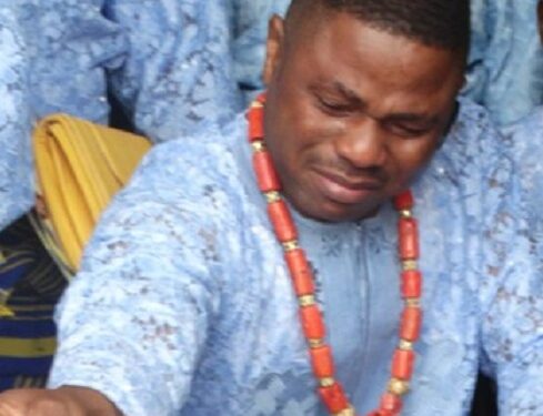 Yinka Ayefele Weeps As NSCDC Officer Punches Him, Threatens To Shoot