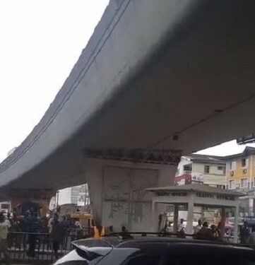 Onlookers Rescue Man With Smart Move While Attempting To Jump Off Bridge In Lagos (Video)