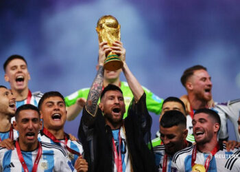 See The Emotional Moment Lionel Messi Lifts World Cup Trophy For Argentina (Video)