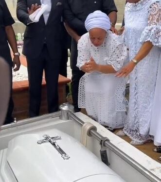 The Heartbreaking Moment Sammie Okposo’s Wife Wept While Pouring Sand Into His Grave At His Funeral (Video)