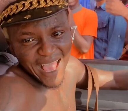 Star Dey Sweat Inside Motor – Portable Laments Fuel Scarcity As He Queues To Fill His Tank (Video)