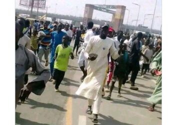 See The Moment Kano Residents Attack President Buhari’s Convoy, Stone Helicopter During His Visit To The State (Video)