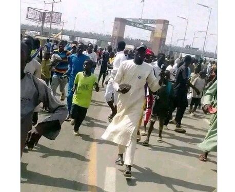 See The Moment Kano Residents Attack President Buhari’s Convoy, Stone Helicopter During His Visit To The State (Video)