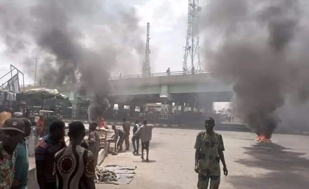 Naira Crisis Protests Continue As Violence Spreads To Agege, Other Areas Of Lagos (Video)