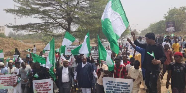 “Don’t Back Down” – Over 300 Youths Shout As They Block CBN, AGF Offices Over Supreme Court’s Order (Photo)